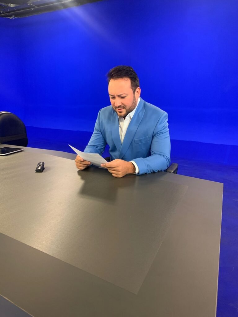 Alfaiate em São Paulo em uma mesa importante pronto para uma entrevista em São Paulo alfaiataria